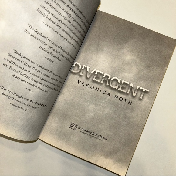 DIVERGENT by Veronica Roth 📚 Paperback Book - Picture 8 of 9